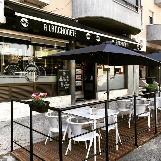 Esplanada aberta de segunda a sábado das 08h às 19h