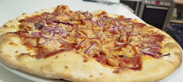 Pizza s trhaným kuřecím masem