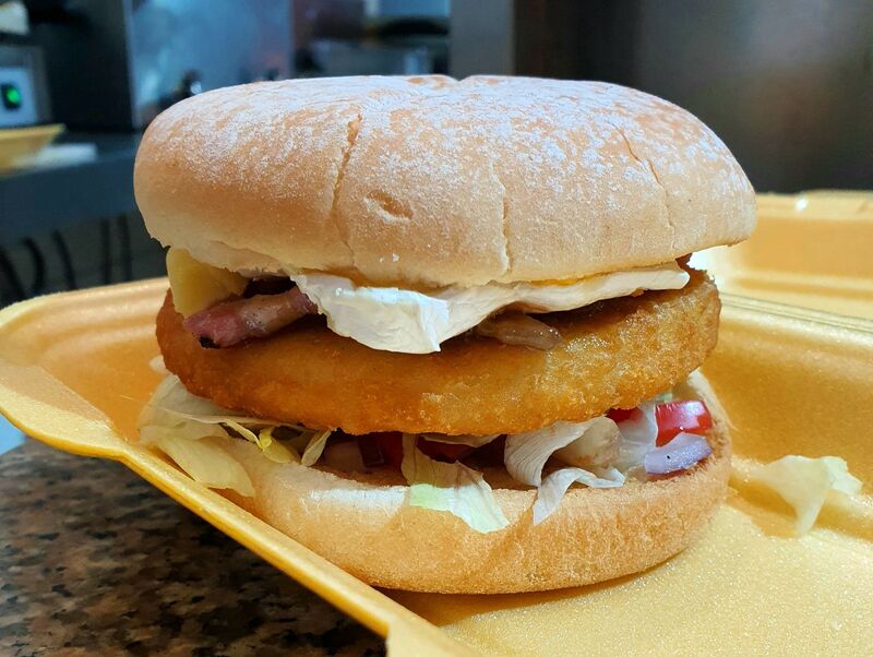 Burger Brie (frites et boisson) 10€
(Baps, brie, lardons, confit d'oignons, steak ou poulet pané, salade, tomate, oignon)