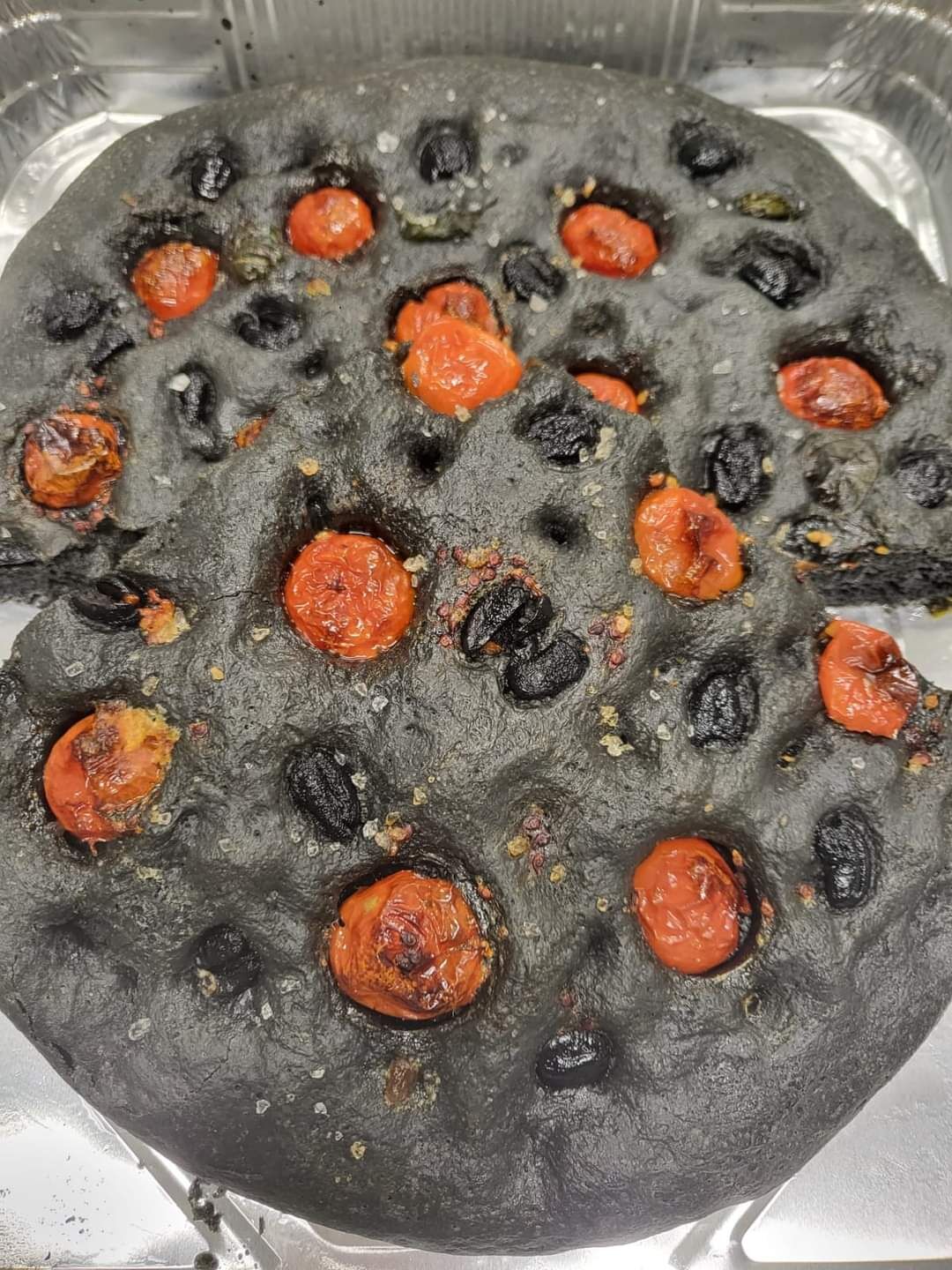 FOCACCIA AL CARBONE CON POMODORINI