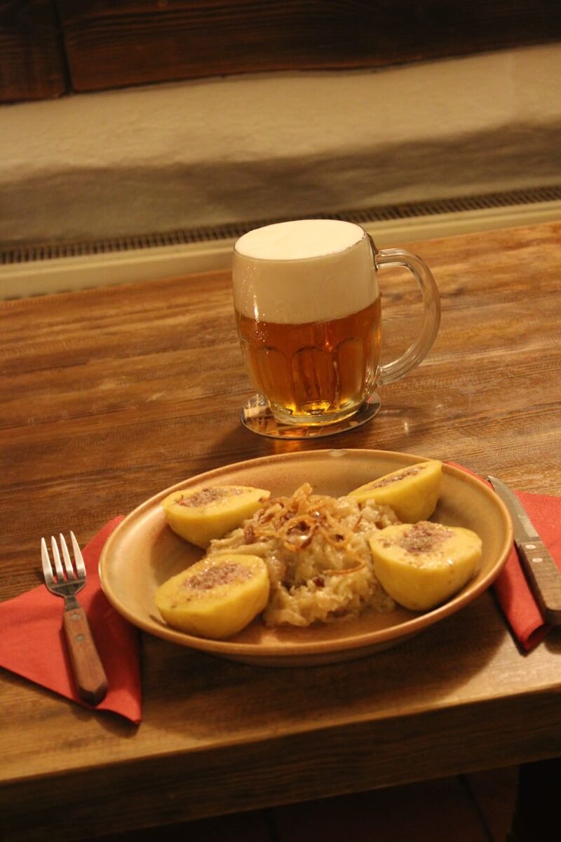 Plněné bramborové knedlíky uzeným se zelím