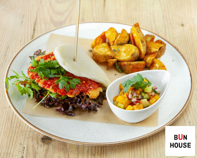 Bao Bun z kotletem tonkatsu, sosem XO, marynowaną kapustą i ogórkiem