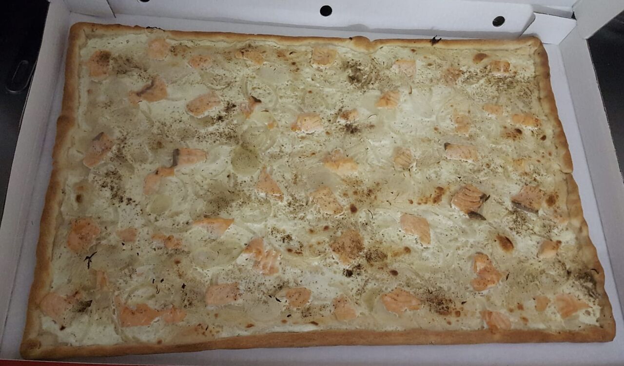 Flammkuche mit Lachs 40x60 cm