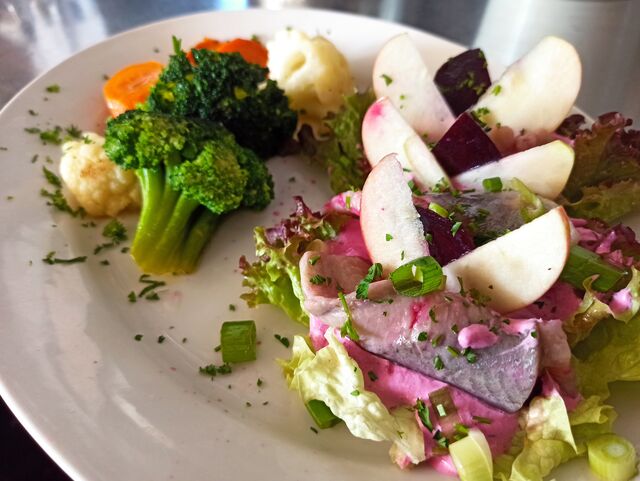 Matjies
mit Roter Bete, Lauchzwiebeln, Äpfeln und Gemüse