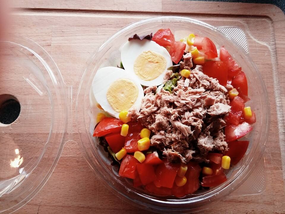 Salade au thon (salade verte-thon-tomates-maïs-oeuf) 5,50 euros