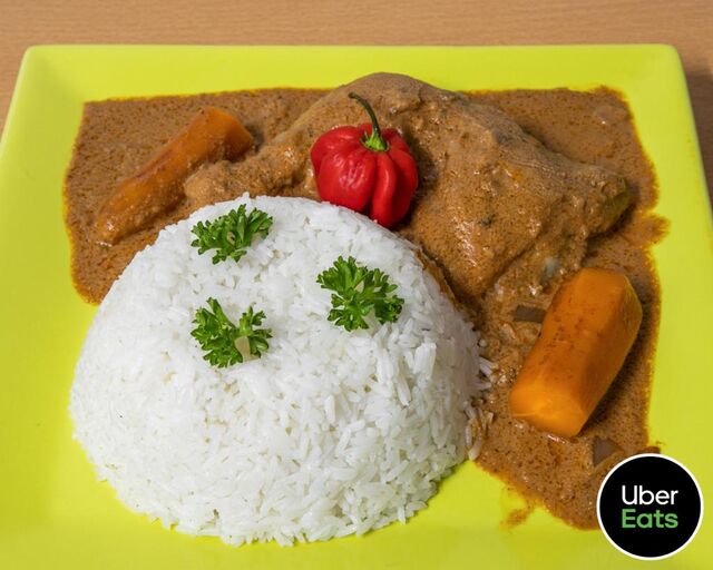 MAFÉ : riz blanc parfumé accompagné de sa sauce aux tomates fraîches et sa pâte d’arachide avec son bœuf / agneau ou poulet 