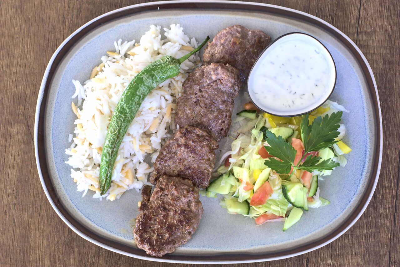 Köfte, Faschierte Laibchen (Lamm/Rind) mit Reis und Salat