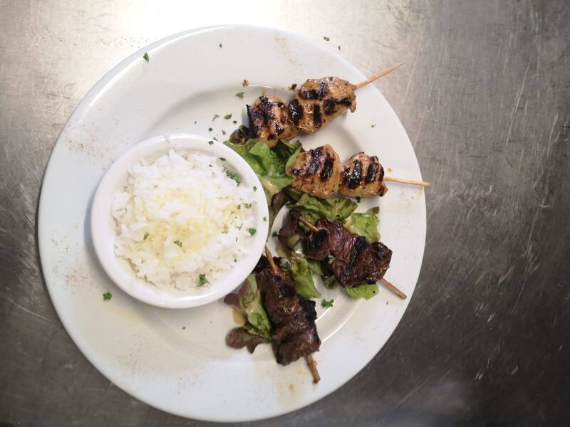 assiette de tapas : ici brochette marinées et riz.