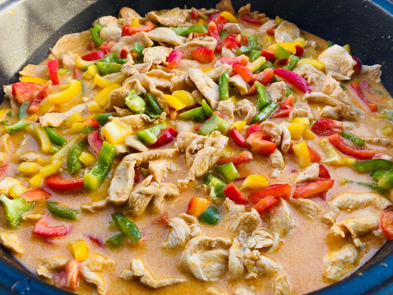 paneng kai (poulet ,curry rouge, lait de coco, poivron, courgette, citronelle, basilic thai )