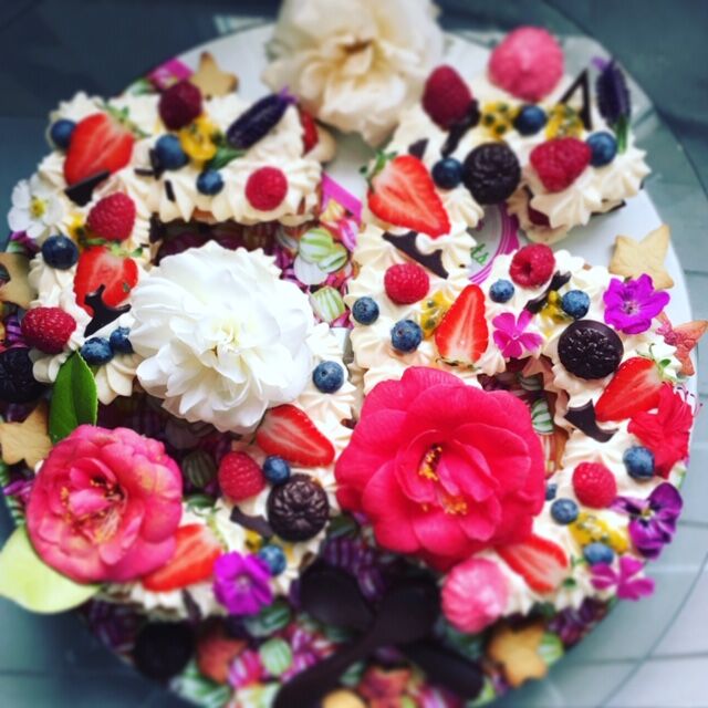 Number Cake floral - fraises,framboise et chocolat fait maison au cœur caramel beurre salé