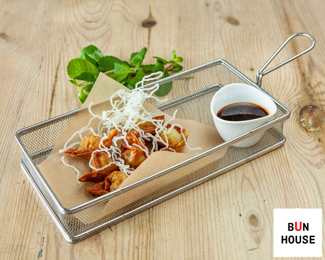 Chińskie pierożki wonton boat z wieprzowiną, porem, cebulką dymką, podane z sosem śliwkowym