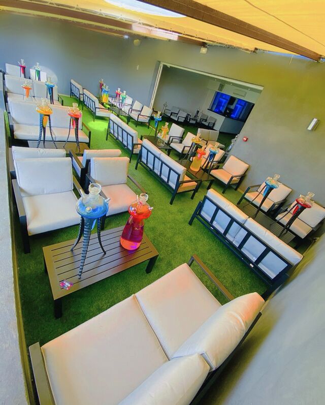 Terrasse du MEDUSA HYERES sur laquelle vous aurez le plaisir de déguster nos shishas de la gamme MEDUSE et Alpha Hooka Cobra.