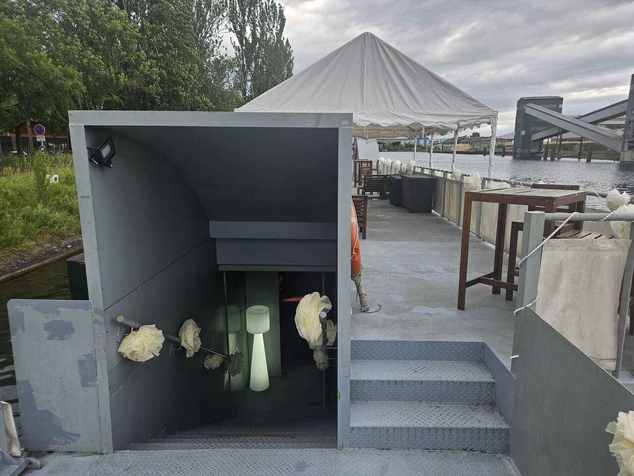 entrée entre salle et terrasse