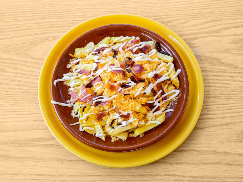 Patatas locas - Mucho queso, Bacon y nuetros aderezo hecho en casa.
