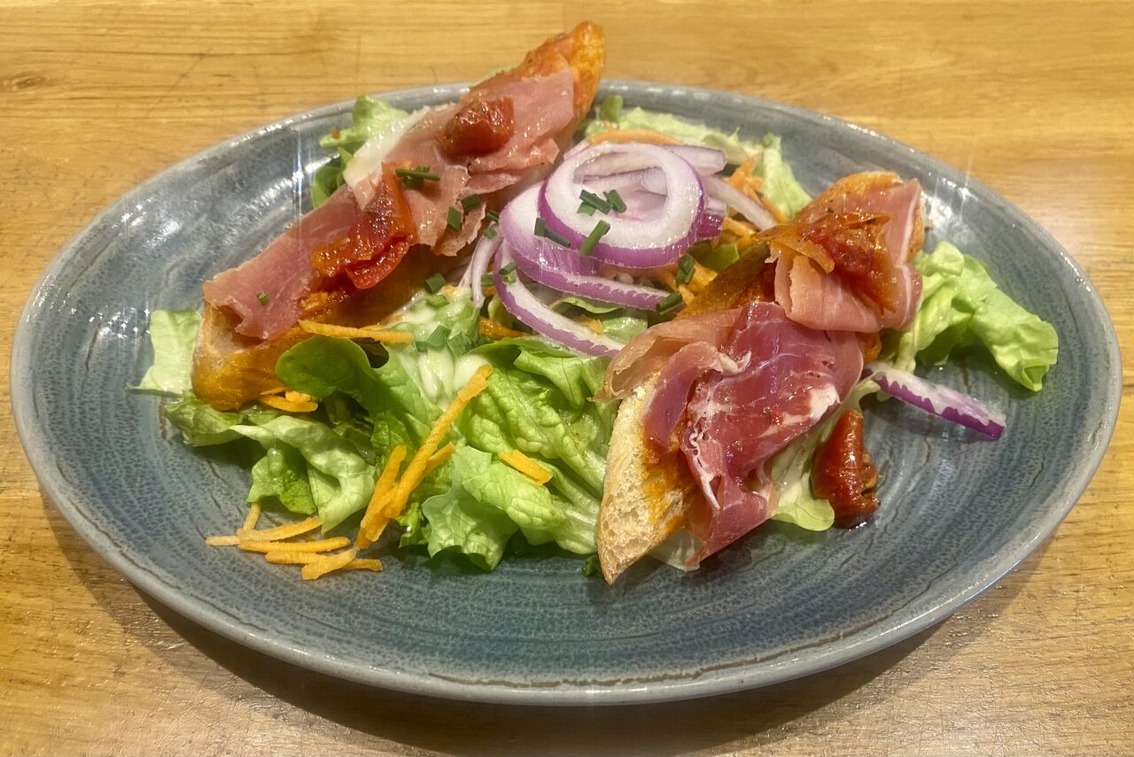 Bruschetta à la tomate confite et au jambon de pays