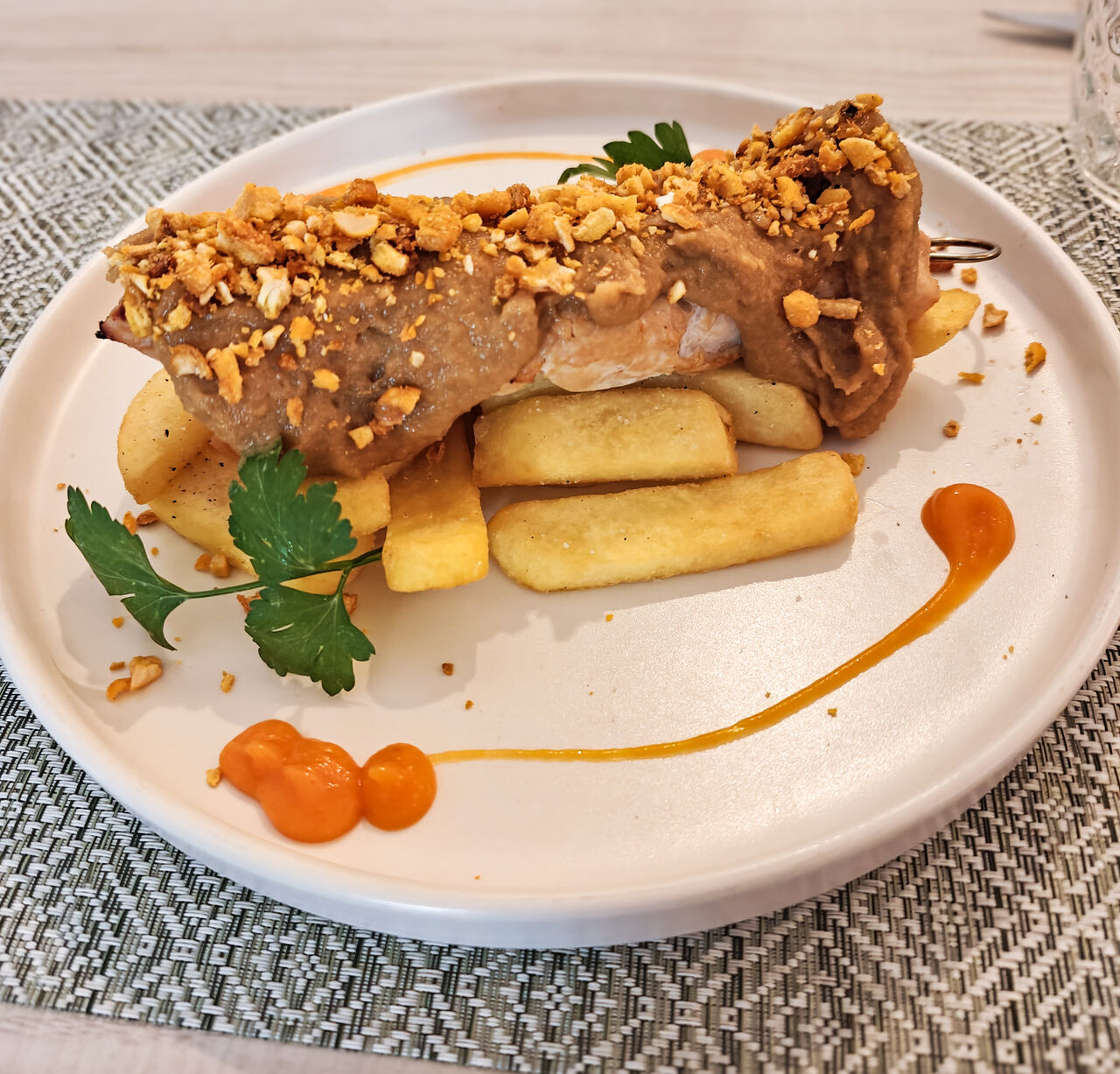 Brocheta de pollo satay