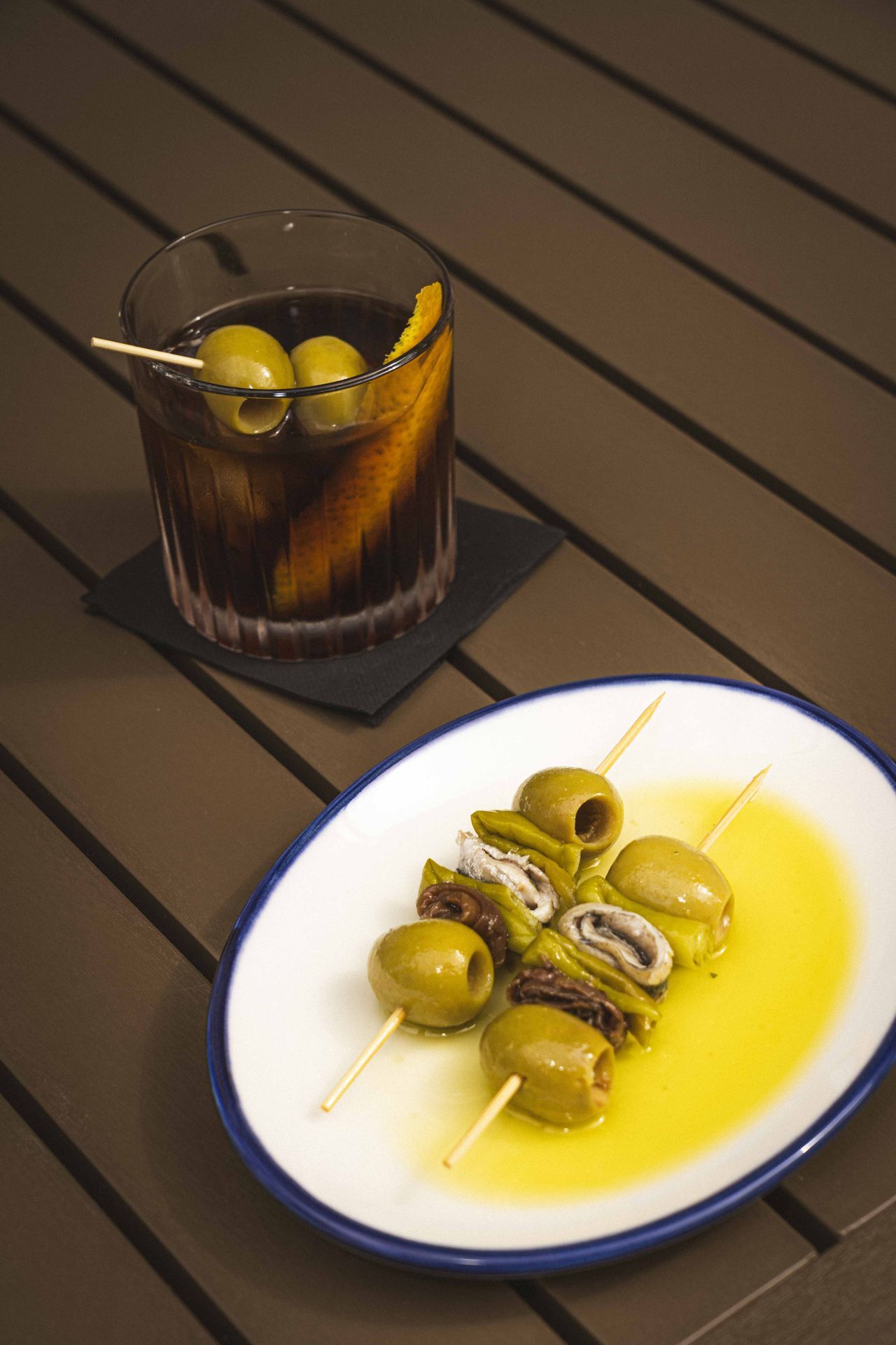 vermouth rojo y gildas de anchoa y boquerón