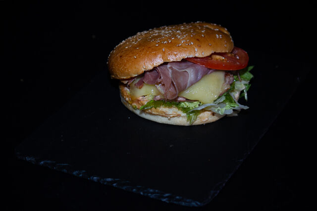 Typique, classique et français : le FRANC COMTOIS ( COMTÉ affiné, jambon sec ) 