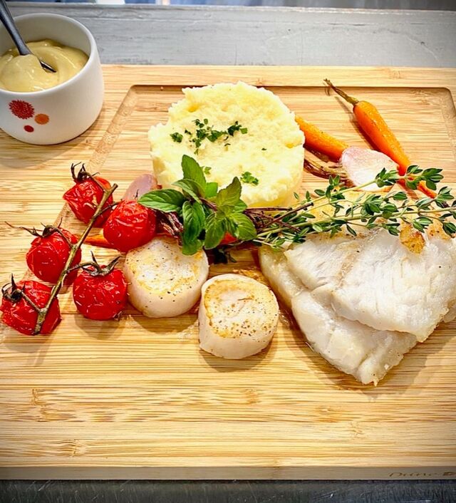 - Planche de poissons du moment, aïoli et son écrasé de pommes de terre au romarin, petites légumes glacés.