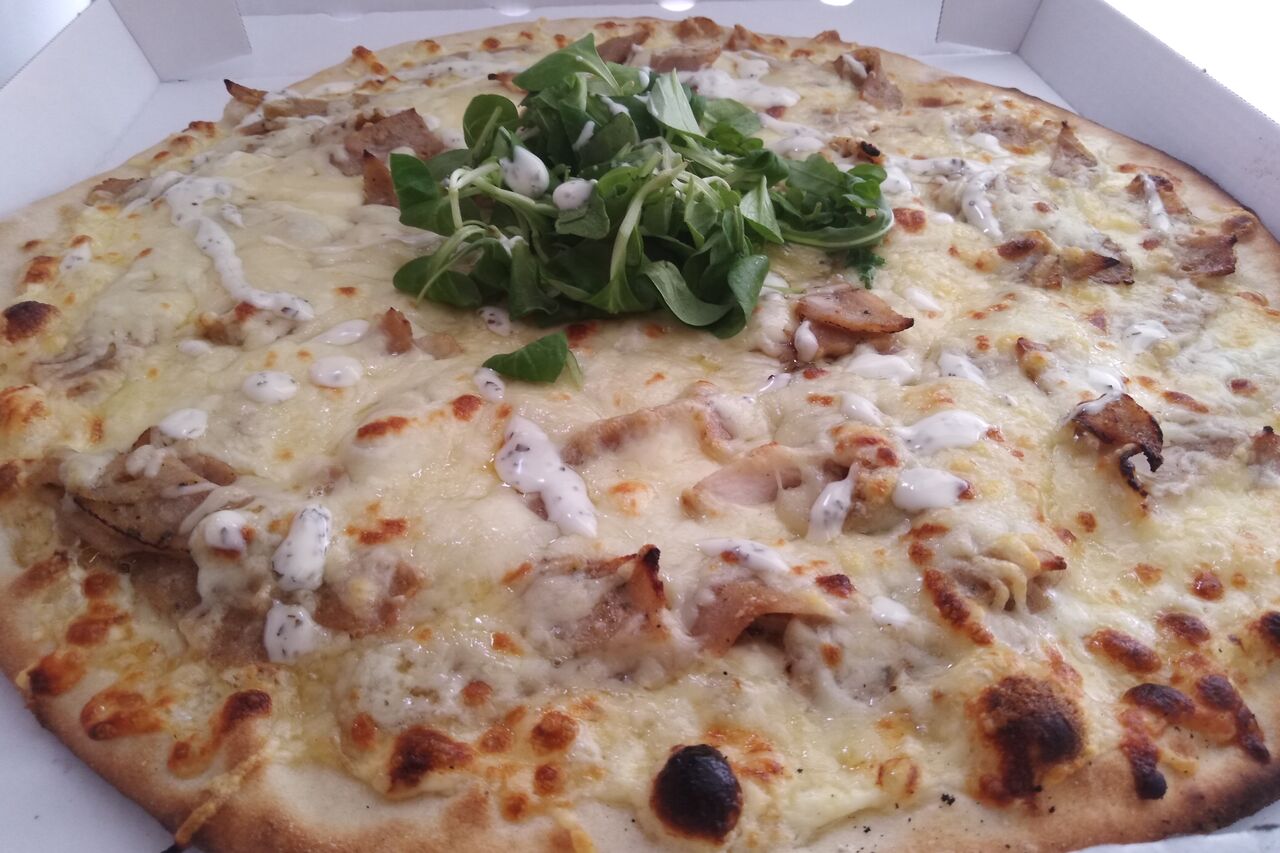 Travail des pizzas de manière traditionnelle