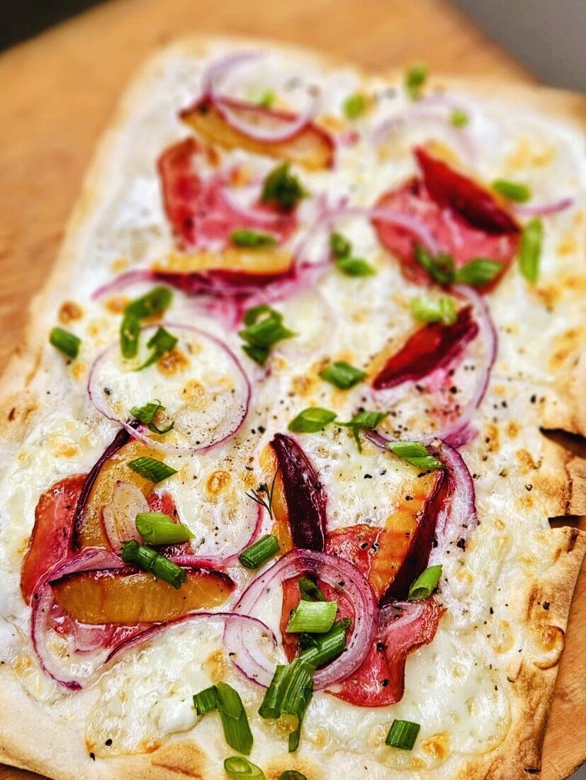 Podpłomyk sezonowy ze śliwką i kindziukiem.