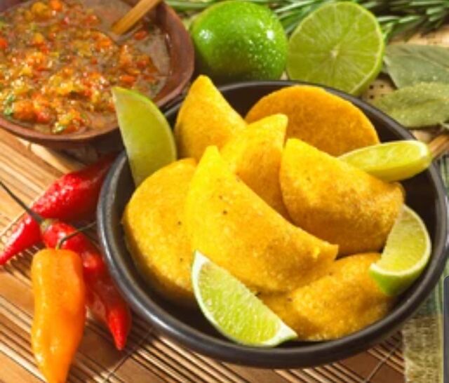 Deliciosas empanadas al estilo Colombiano, totalmente artesanales con ají o salsa rosa