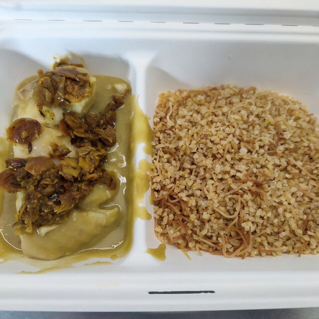 Pavé de lieu noir poché dans le bessar (sauce pois cassé),boulgour cheveux d'ange, condiment oignons,miel,amandes, épices