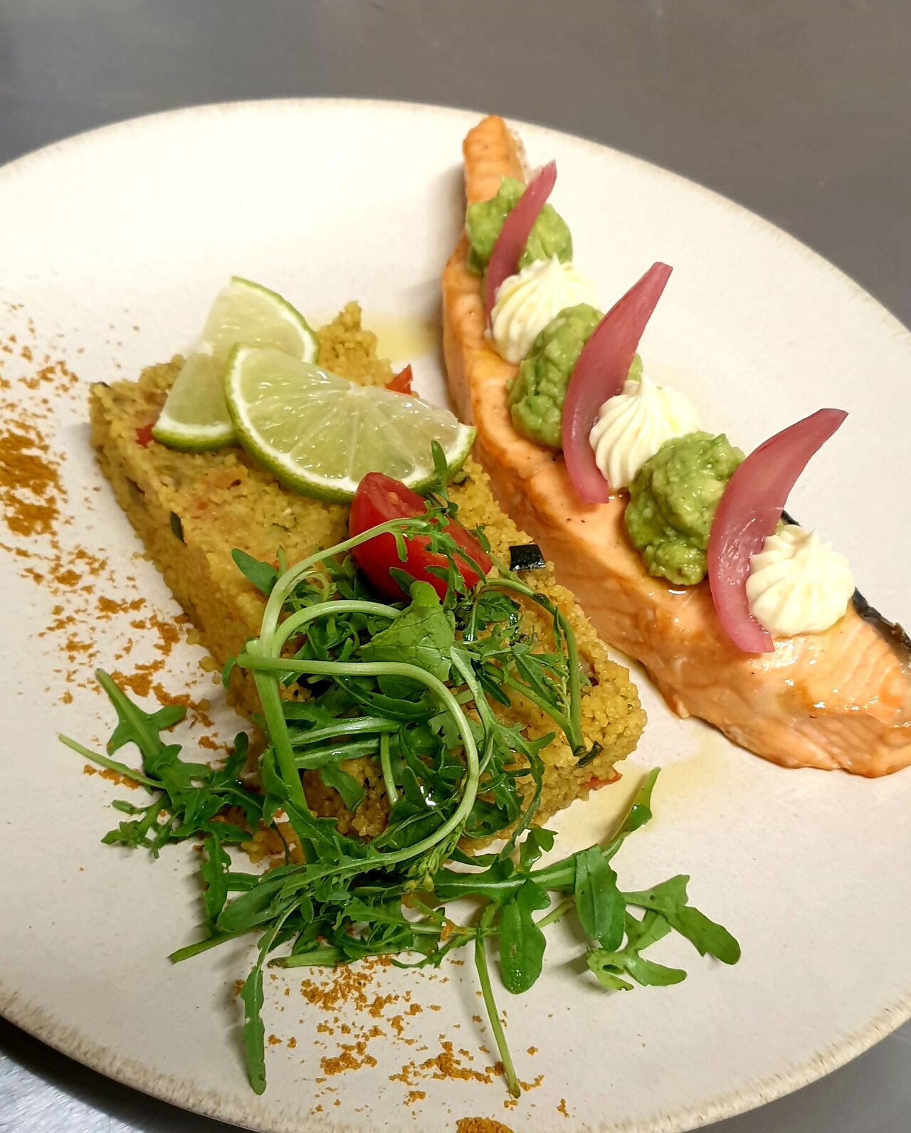 Pavé de saumon, guacamole, semoule épicée aux légumes