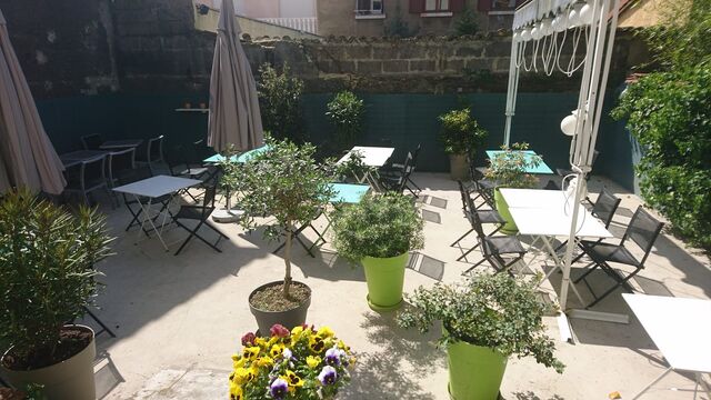 Venez profiter de la terrasse sur cours, au calme ! 