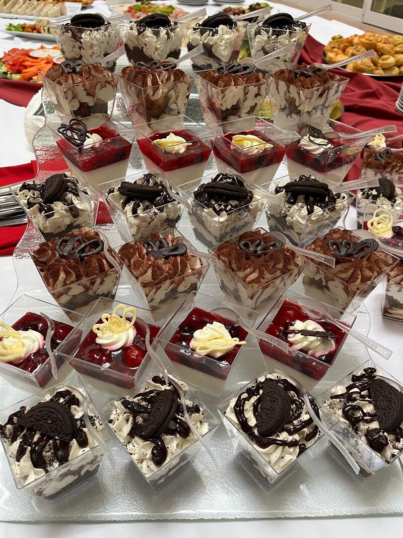 Mini dezerty - panna cotta , tiramisu , čokoládový