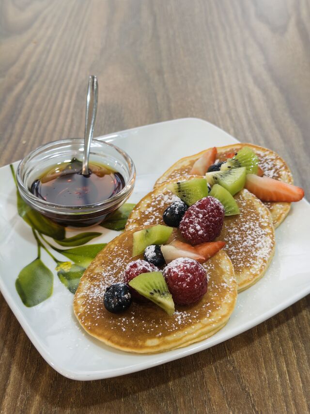 Pancake con sciroppo d'acero e frutta fresca