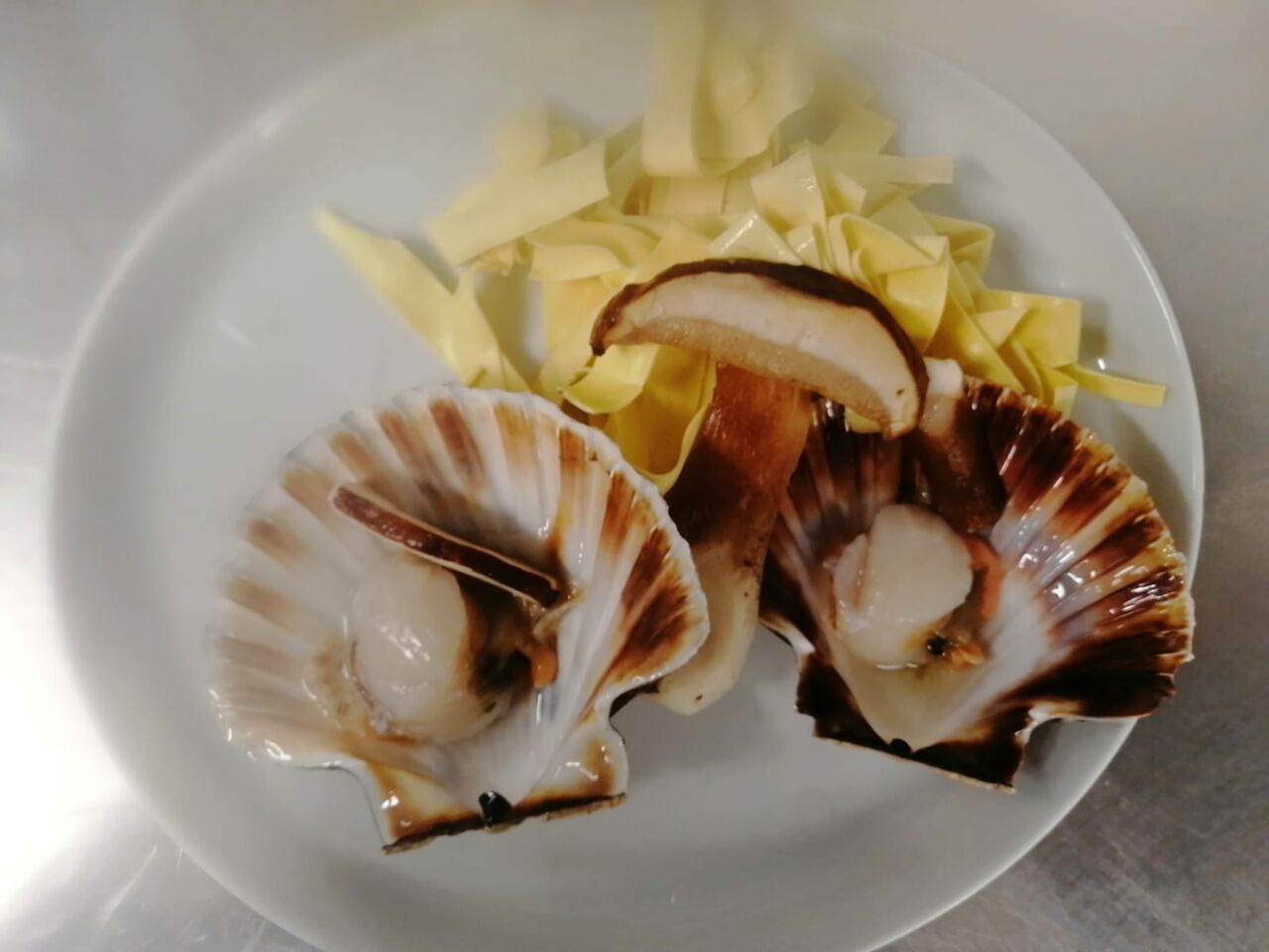Tsgliatelle Capesante e funghi porcini.