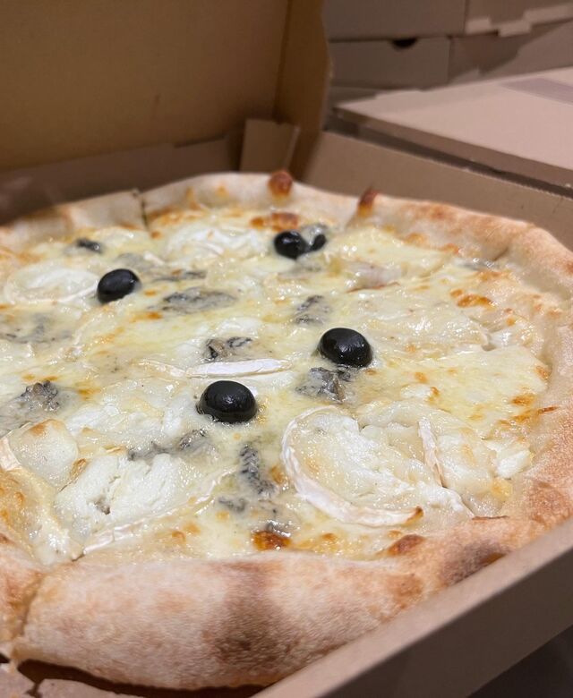 La 4 Formaggio Blanche
- Fior di latte- Chèvre- Gorgonzola- Parmesan