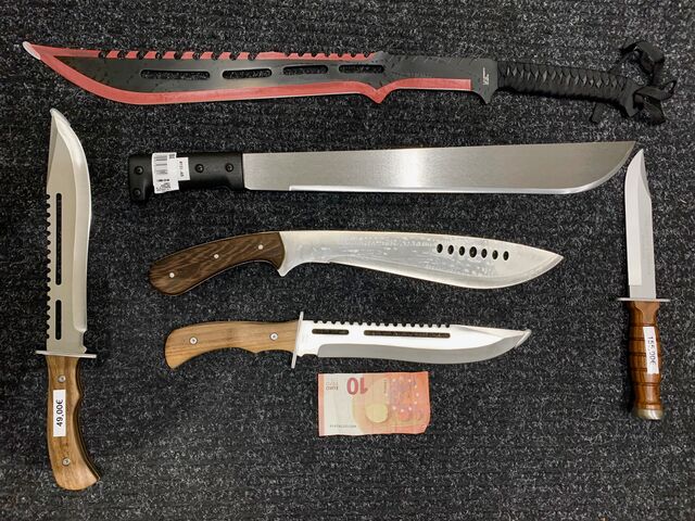 Une partie de nos machettes et poignards.