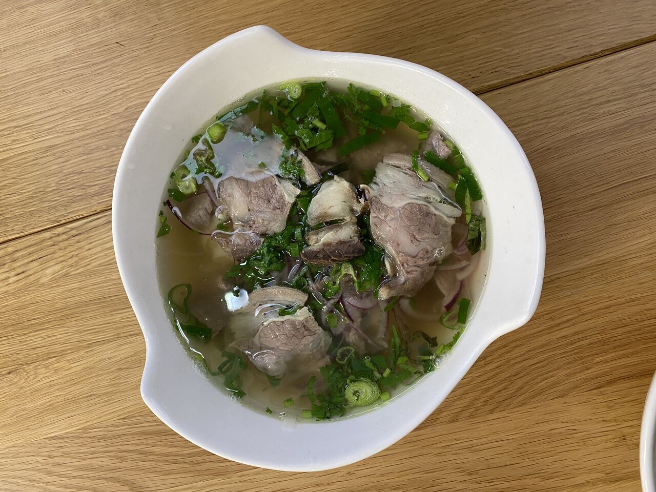 Phở Bò - Reisbandnudeln-Suppe mit Rindfleisch und traditionelle Brühe
