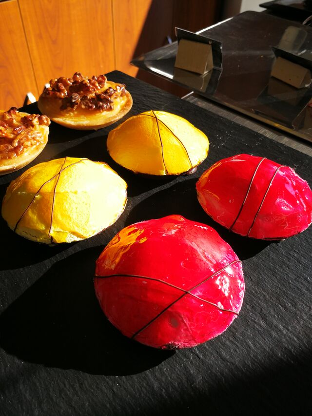 Capricho de Fresa.
Con una base de Pasta Brisa bañada en Chocolate.