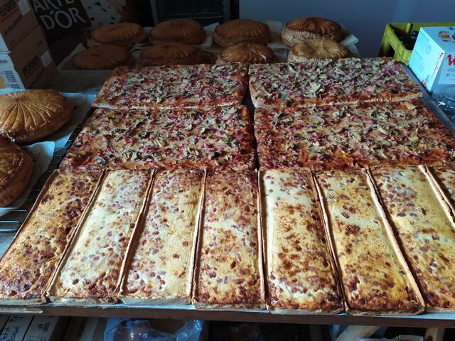 PLAQUE DE PIZZAS ET DE QUICHES A EMPORTER