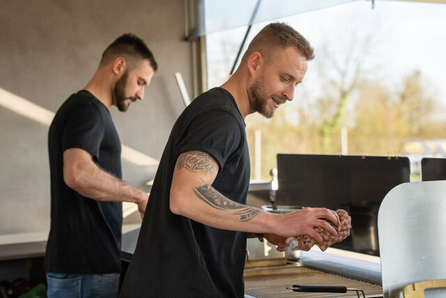 Oli & Max bereiten alles frisch für dich zu!