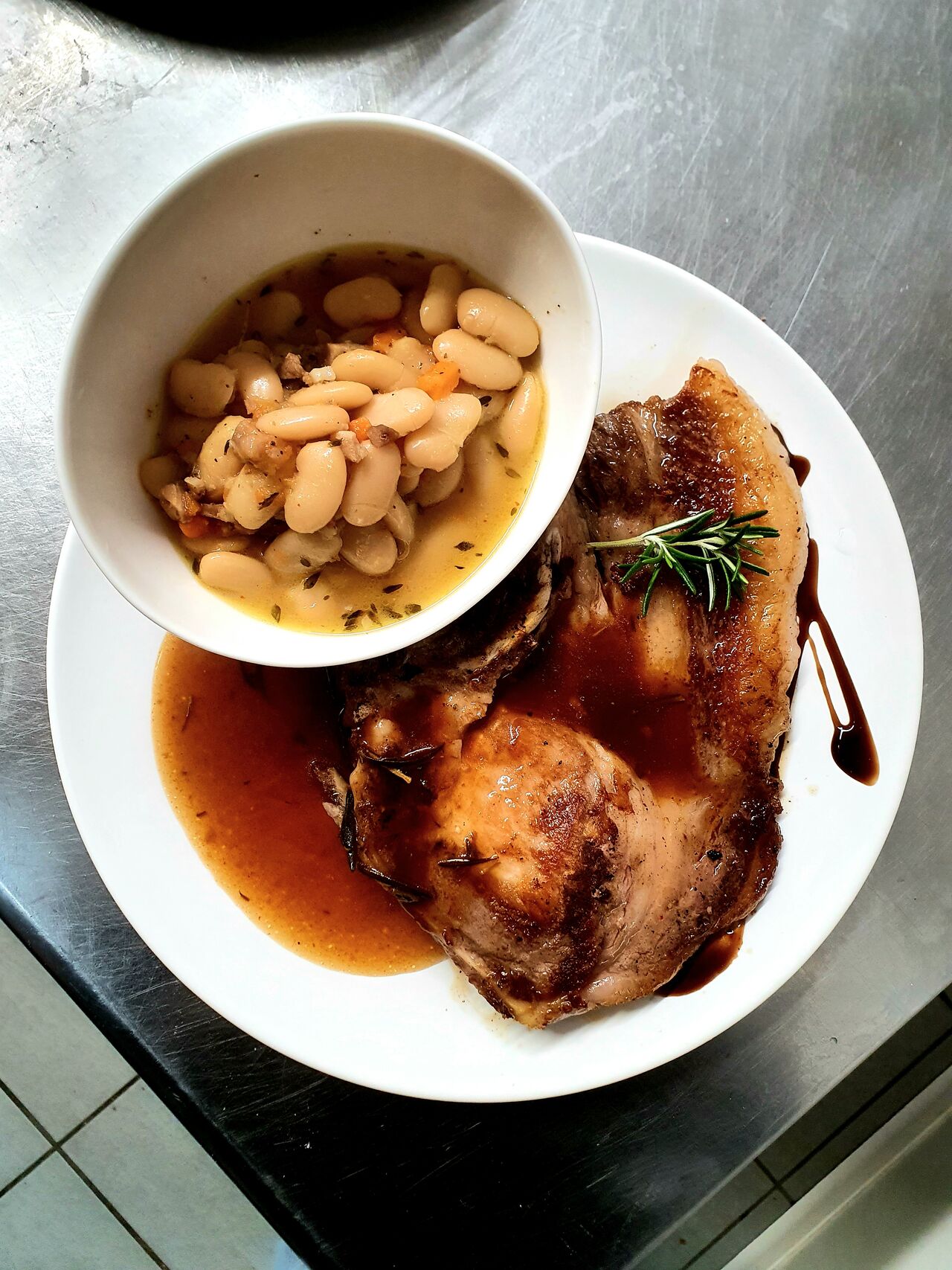 Côte de porc noir de bigorre, haricots tarbais