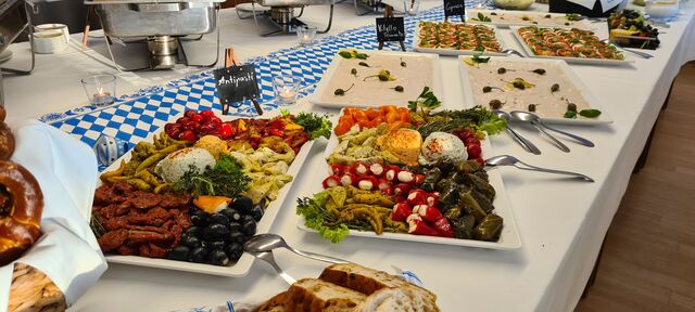 Vitello Tonnato / Antipasti / Caprese