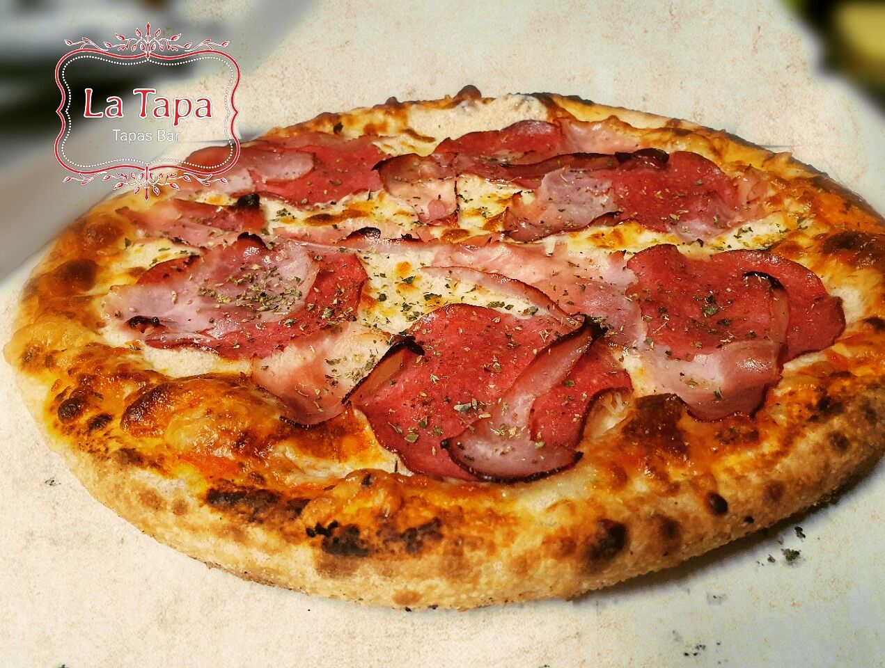 Schinken Salami Pizza aus dem Steinofen