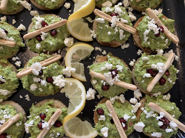 Entrée du jour formule comme au resto : toasts d’avocat, grenade et chèvre 