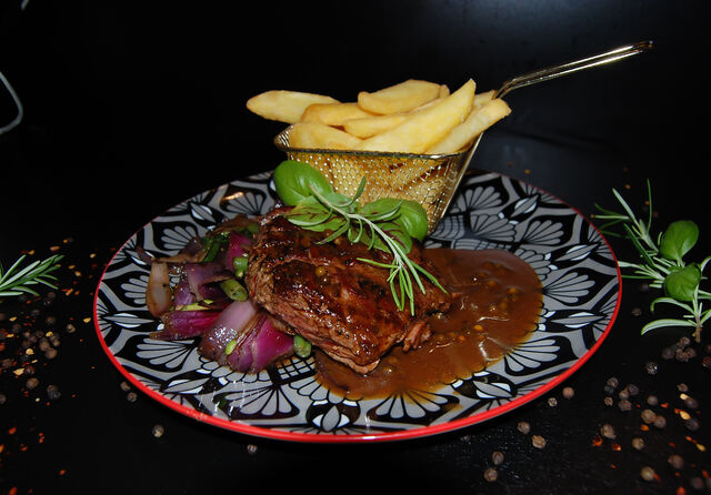 Stek wołowy bavette w sosie pieprzowym