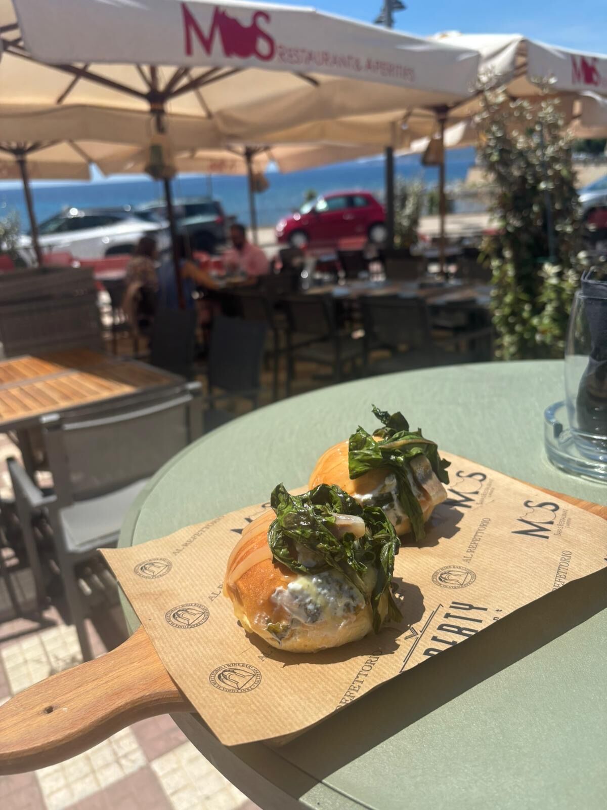 maritozzo con ricotta di pecora montata e bietole , sardine affumicate e gel di limone 