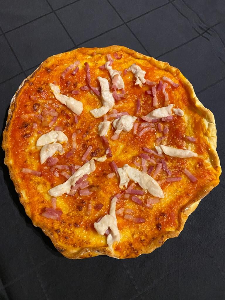 Pizza de pollo bacon y queso 