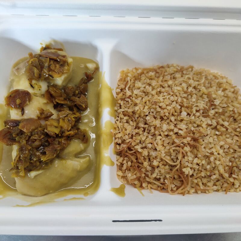 Pavé de lieu noir poché dans le bessar (sauce pois cassé),boulgour cheveux d'ange, condiment oignons,miel,amandes, épices