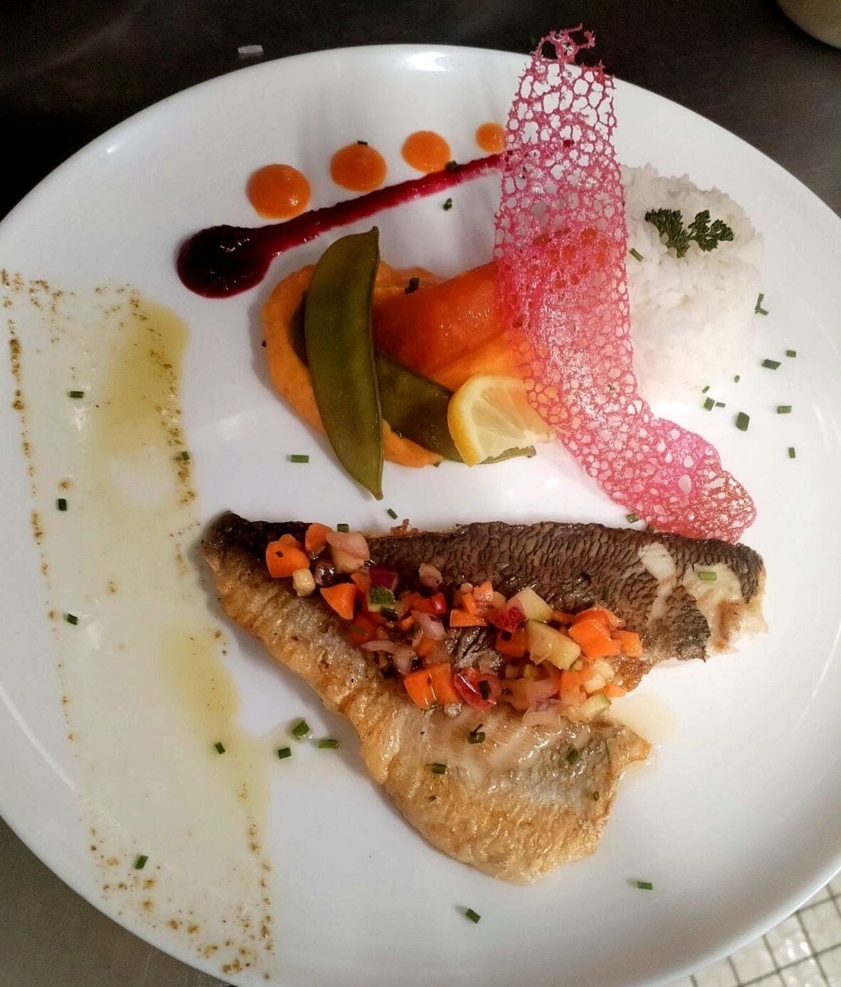 FILET DE DORADE ROYALE SAUCE VIERGE ET L2GUMES ROTIS