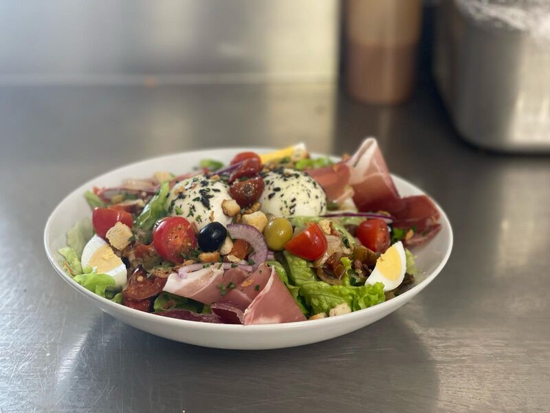 Retrouvez notre salade italienne à la burrata à la carte du restaurant