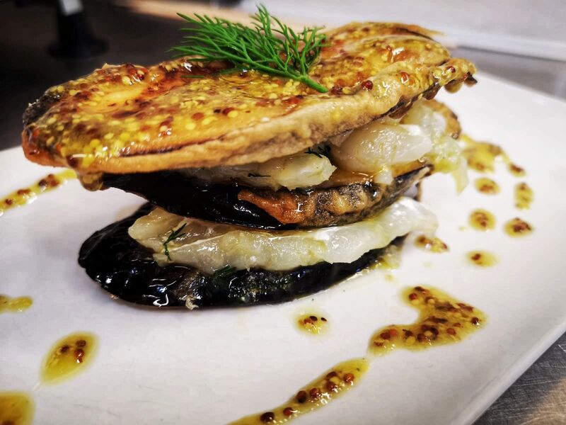 Milhojas de berenjena y bacalao con reducción de mostaza