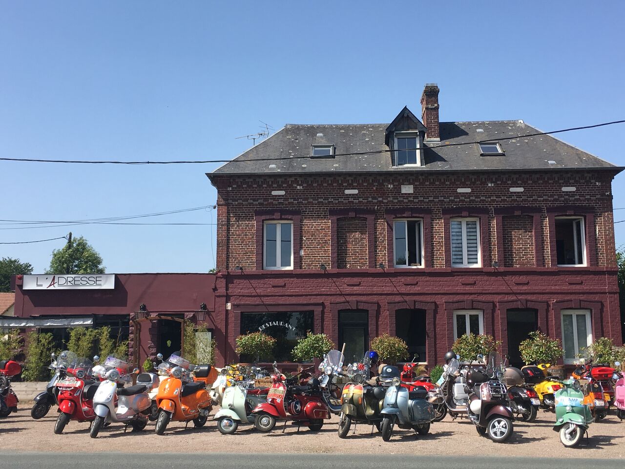 Rassemblement de motos anciennes au restaurant (90 personnes)